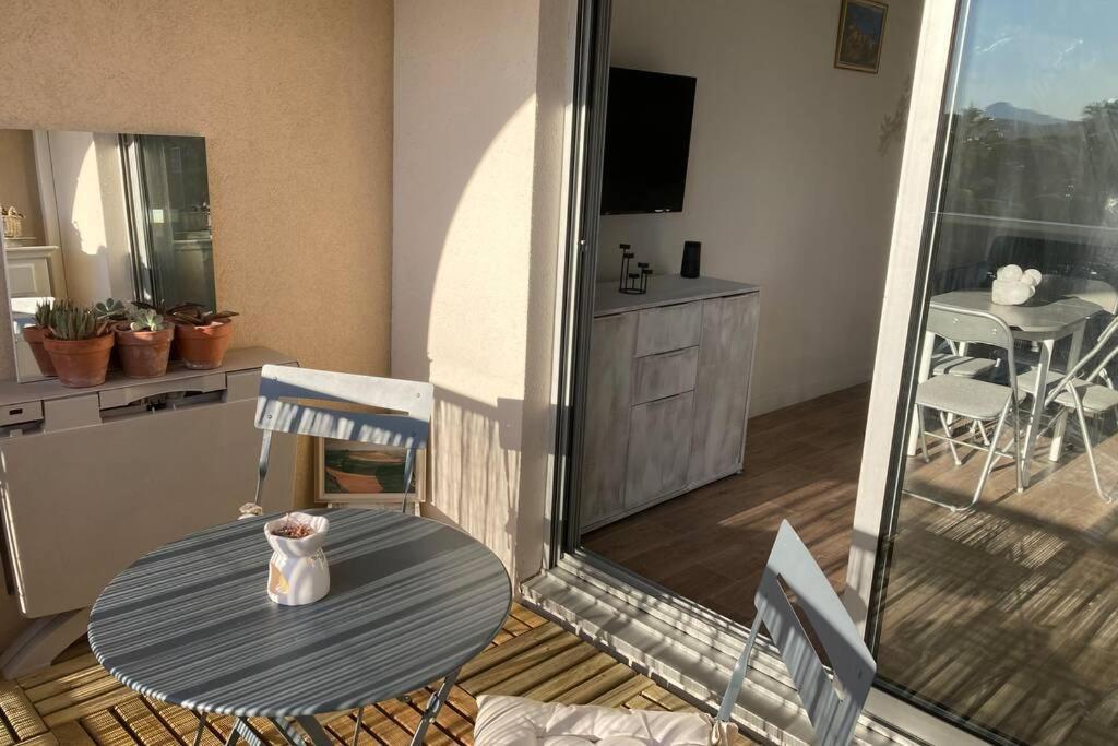 Apartament Escapade Au Port Hyères Zewnętrze zdjęcie
